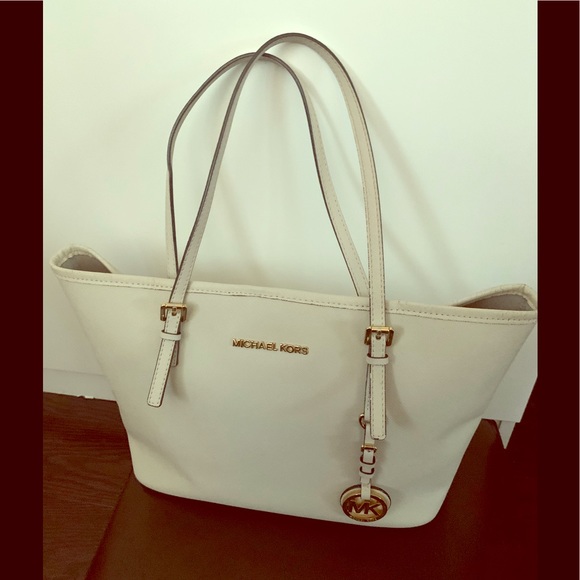 Michael Kors Handbags - Michael Kors safiano leather tote (gently used)